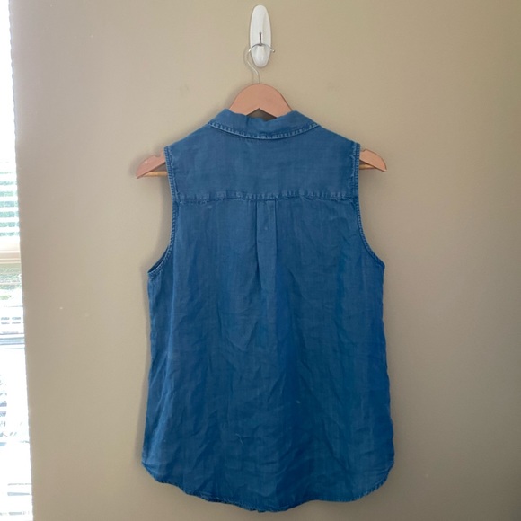 NWT Women’s Chico’s Denim Chambray Indigo Ruffle Sleeveless Shirt Size 1 - Picture 3 of 5